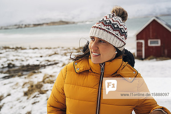 Porträt eines lächelnden Touristen  Lofoten  Norwegen