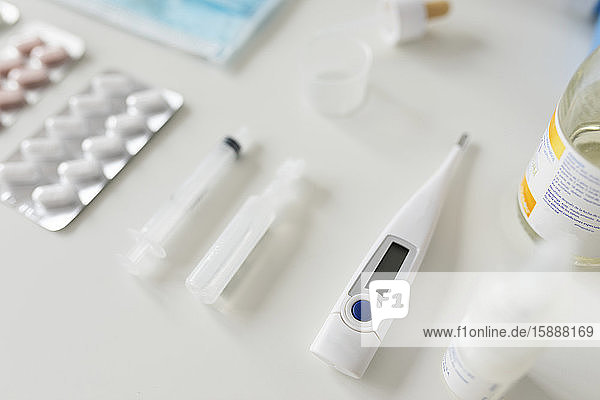 Digitalthermometer und andere präventive Gesundheitsvorsorge gegen das Coronavirus