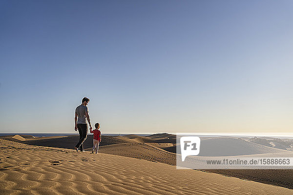 Vater und Tochter in Sanddünen  Gran Canaria  Spanien