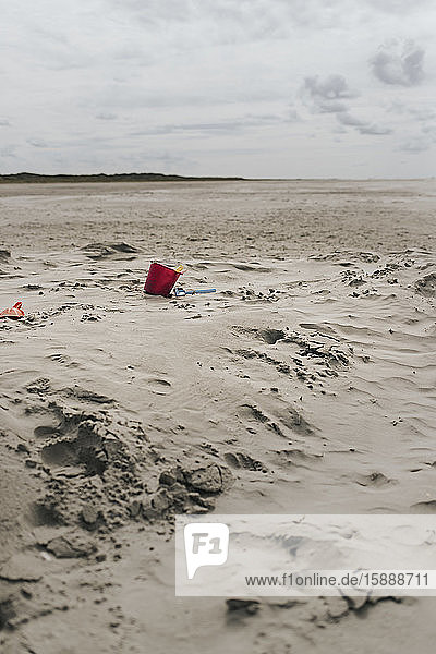 Niederlande  Schiermonnikoog  Strandspielzeug im Sand am einsamen Strand