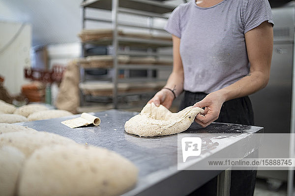 Nahaufnahme einer Frau  die in einer Bäckerei Brot backt