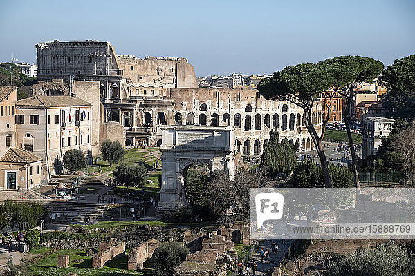 Italien  Rom  Hochwinkelansicht des römischen Forums  Titusbogen und Kolosseum