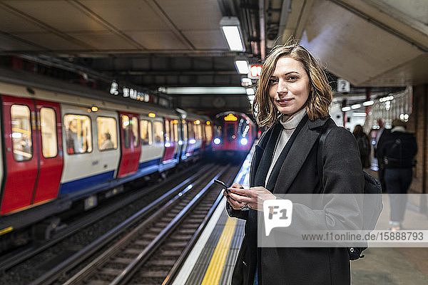 Porträt einer selbstbewussten Frau in der U-Bahn-Station  London  UK