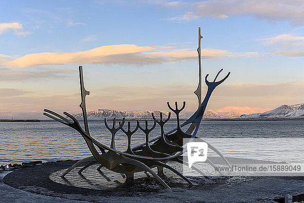 Island  Reykjavk  Sun Voyager-Skulptur in der Abenddämmerung