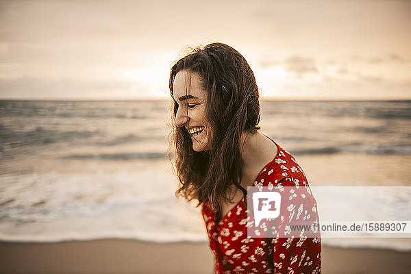 Glückliche Frau an der Strandpromenade bei Sonnenaufgang  Miami  Florida  USA