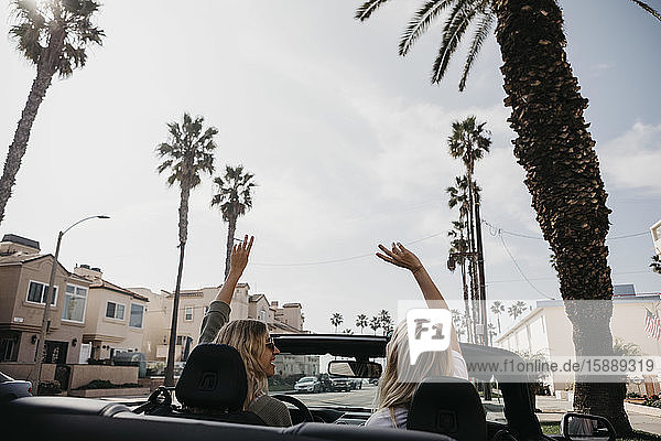 Rückenansicht von zwei jungen Frauen in einem Cabriolet  Newport Beach  USA
