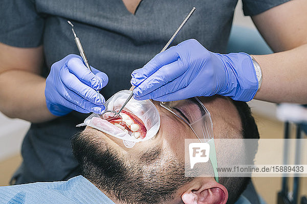 Mann in Zahnbehandlung