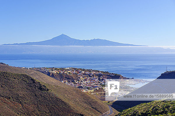 Spanien  Provinz Santa Cruz de Tenerife  San Sebastian de La Gomera  Küstenstadt mit der Insel Teneriffa im fernen Hintergrund