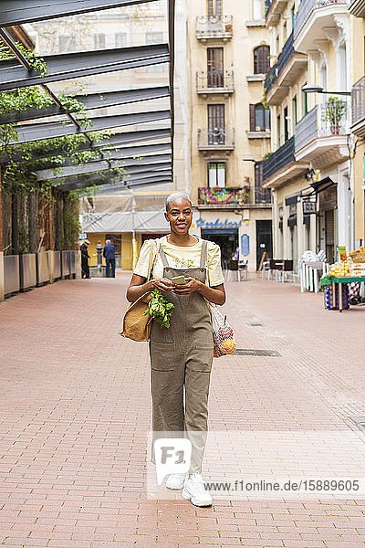 Frau mit Einkaufstüte geht in der Stadt