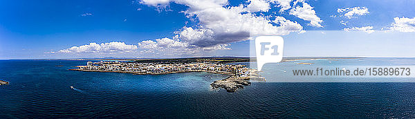 Spanien  Balearen  Colonia de Sant Jordi  Luftpanorama des Mittelmeers und der Stadt am Ufer der Bucht von Cala Galiota im Sommer