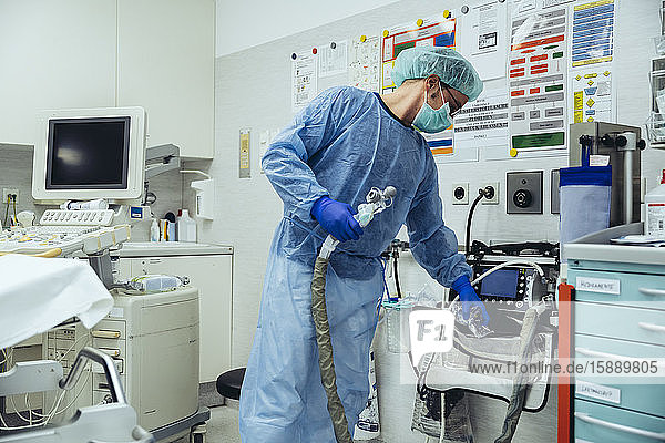 Arzt in der Notaufnahme eines Krankenhauses mit Beatmungsgerät