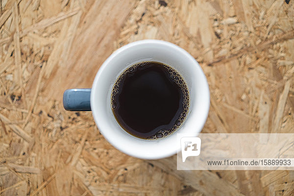 Tasse schwarzer Kaffee auf Holz