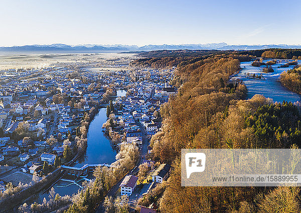 Deutschland  Bayern  Wolfratshausen  Drohnenansicht der Stadt im Alpenvorland in der Winterdämmerung