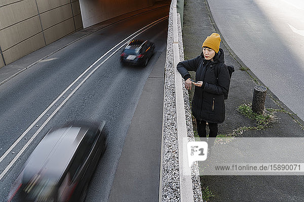Frau mit Smartphone auf der Straße in der Stadt  Frankfurt  Deutschland