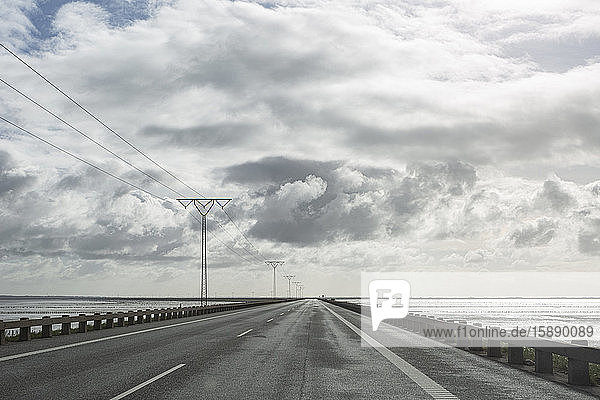 Dänemark  Romo  Weiße Wolken über der Romodamm-Autobahn