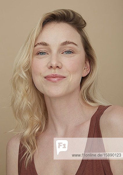 Porträt einer lächelnden blonden jungen Frau