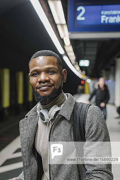 Porträt eines stilvollen Mannes in einer U-Bahn-Station