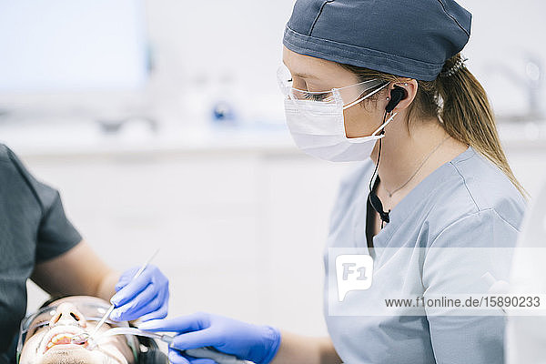 Portrait eines Zahnarztes bei der Arbeit