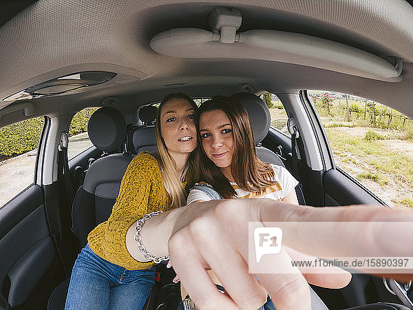 Zwei junge Frauen auf einer Autoreise