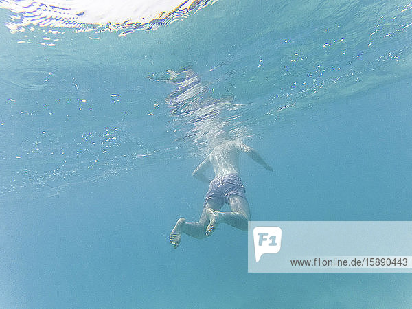 Im Wasser treibender Mann  Unterwasser-Ansicht