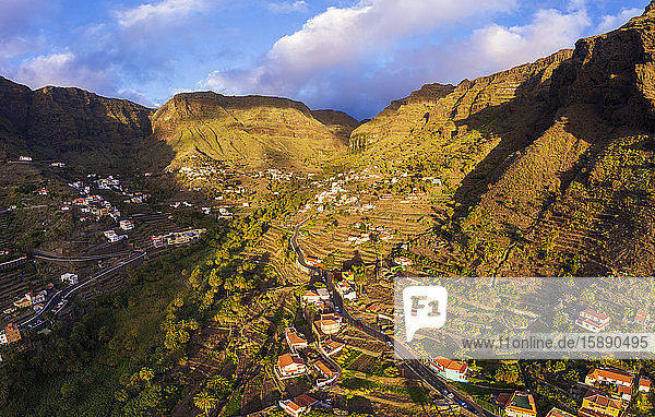 Spanien  Santa Cruz de Tenerife  Valle Gran Rey  Luftaufnahme eines Dorfes im Bergtal in der Abenddämmerung