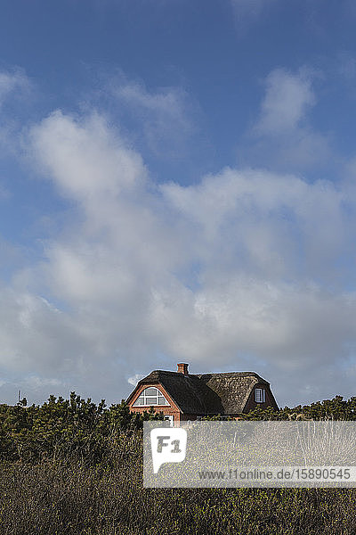 Dänemark  Romo  Wolken über rustikalem Haus mit Strohdach