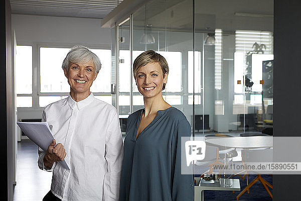 Porträt von zwei selbstbewussten Geschäftsfrauen im Amt