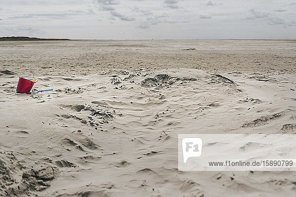 Niederlande  Schiermonnikoog  Strandspielzeug im Sand am einsamen Strand