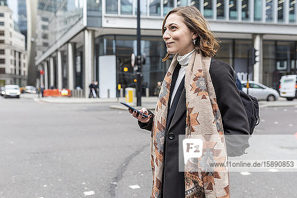 Frau in der Stadt beim Überqueren der Straße  London  UK