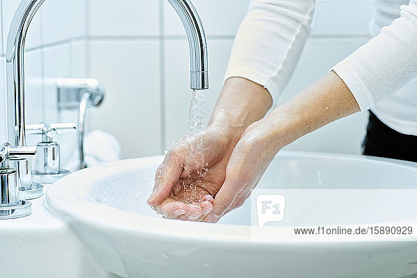 Frau wäscht ihre Hand mit Seife