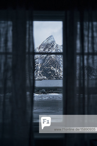 Blick aus dem Fenster auf eine Küstenlandschaft mit Gebirge  Lofoten  Norwegen