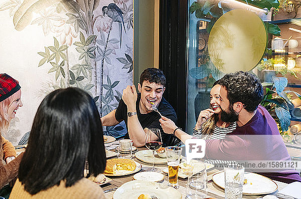 Freunde beim Abendessen in einem schicken Restaurant