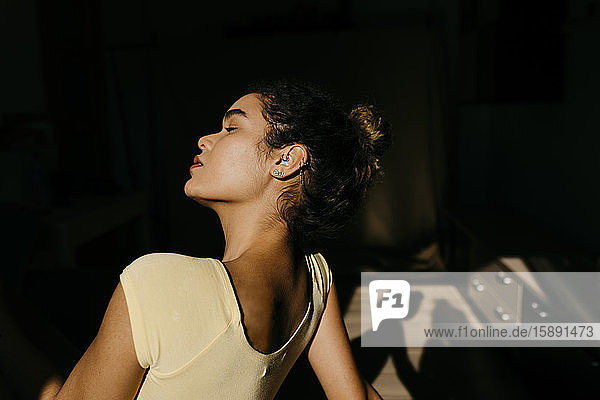 Porträt einer attraktiven jungen Frau im Sonnenlicht