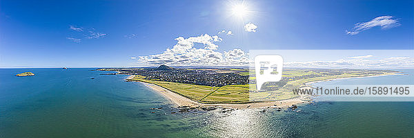 Großbritannien  Schottland  North Berwick  Luftpanorama des Firth of Forth und der Küstenstadt im Sommer
