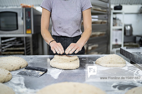 Nahaufnahme einer Frau  die in einer Bäckerei Brot backt