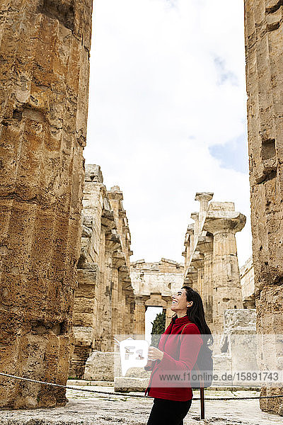 Touristin bei einem Spaziergang durch die Ruinen von Paestum  Italien
