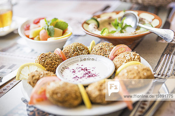 Oman  Teller mit Lebensmitteln aus dem Nahen Osten