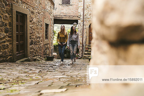 Zwei junge Frauen erkunden malerische Altstadt  Greve in Chianti  Toskana  Italien