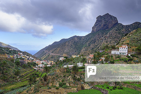 Spanien  Provinz Santa Cruz de Tenerife  Vallehermoso  Felsformation Roque Cano mit Blick auf die Stadt unten