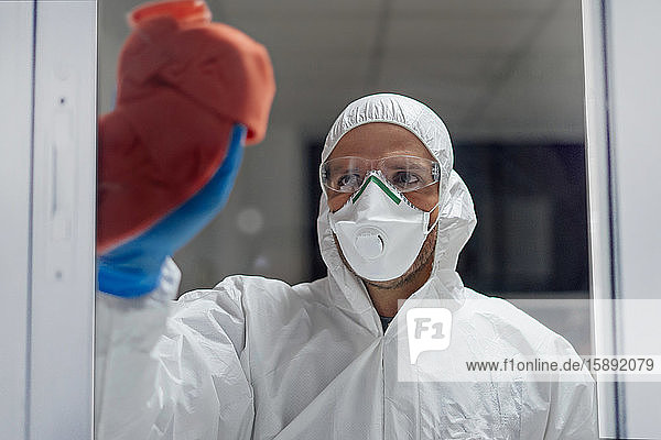 Reinigungskräfte  die das Krankenhaus gegen kontagiöse Viren desinfizieren  tragen Schutzkleidung