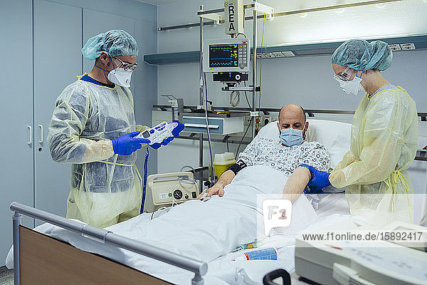 Ärzte  die Patienten auf der Notfallstation eines Krankenhauses betreuen