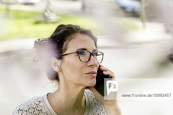 Porträt einer reifen Frau am Telefon im Freien