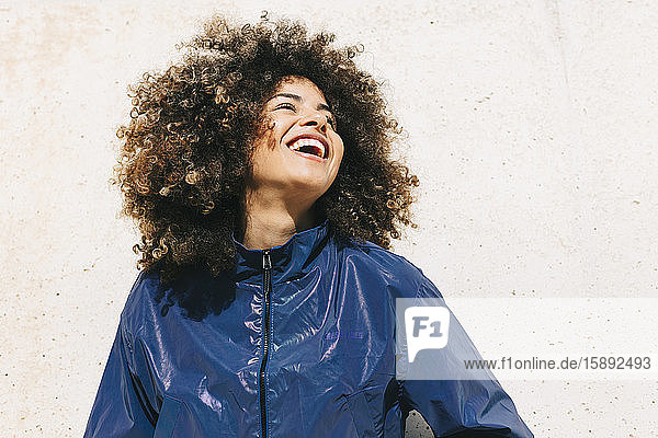 Porträt einer glücklichen  stilvollen jungen Frau im Trainingsanzug im Freien