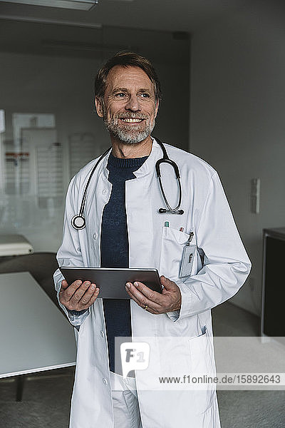 Porträt eines lächelnden Arztes mit Tablette