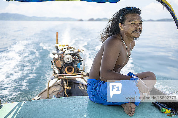 Junger einheimischer Mann auf einer Bootsfahrt  Ko Yao Yai  Thailand