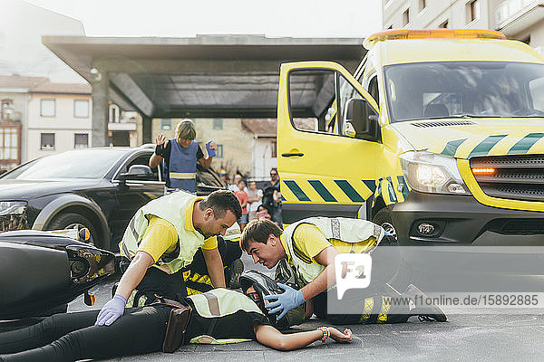 Sanitäter helfen Unfallopfer nach Roller-Unfall