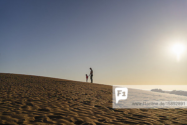 Vater und Tochter in Sanddünen bei Sonnenuntergang  Gran Canaria  Spanien