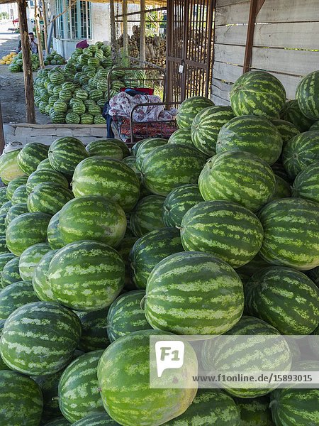 Selling of melons at roadside. City Jalal-Abad (Dzhalal-Abad Djalal-Abat Jalalabat) in the Fergana Valley close to the border to Uzbekistan. Asia central Asia Kyrgyzstan.
