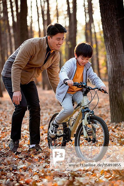 Outdoor father taught him to ride a bicycle
