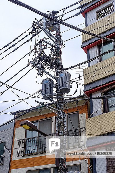 Typische geordnete Strom- und Versorgungsleitungen in Tokio  Japan.